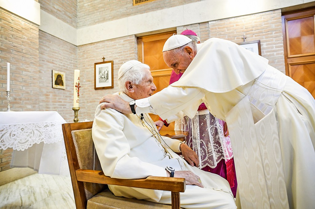 Junho de 2018 - Francisco, um dos mais assíduos na casa do papa emérito: vida reclusa e limitada ao Vaticano