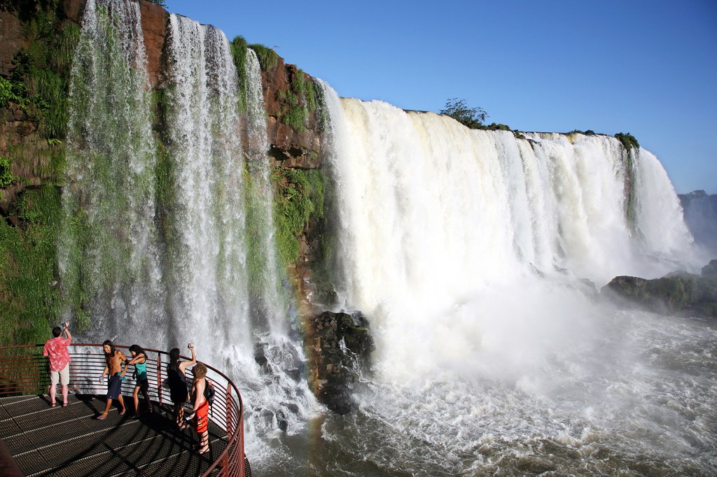 Turistas nas Cataratas do Iguaçu em Foz do Iguaçu, Paraná