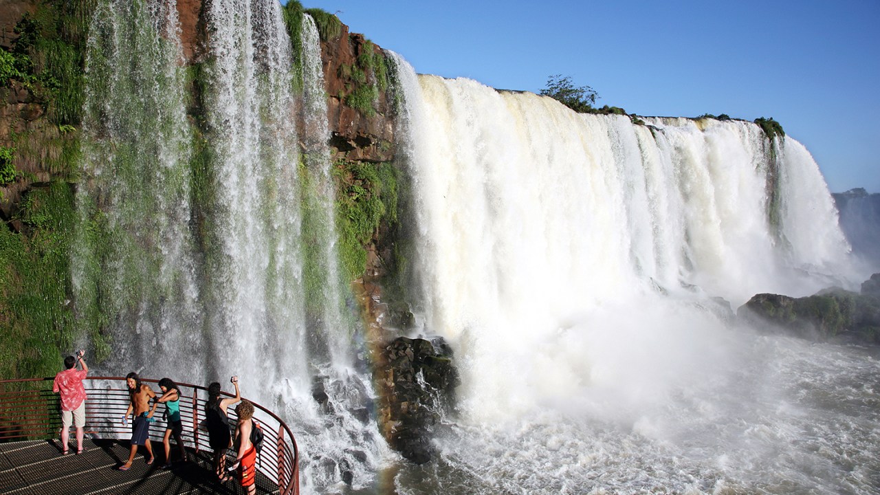 Turistas nas Cataratas do Iguaçu em Foz do Iguaçu, Paraná