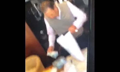 Empresário Celso Frare tira dinheiro de envelope