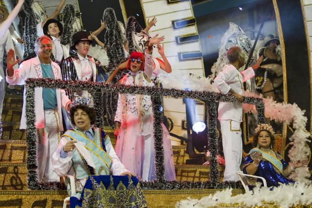 De pé da esq. para dir., os cantores Caetano Veloso, Rita Lee e Gilberto Gil, e sentados Cauby Peixoto e Ângela Maria desfilam na escola de samba Águia de Ouro com o enredo "Tropicalismo - O movimento que não acabou", no desfile do grupo especial no carnaval paulista, sambódromo do Anhembi, em São Paulo - 19/02/2012 De pé da esq. para dir., os cantores Caetano Veloso, Rita Lee e Gilberto Gil, e sentados Cauby Peixoto e Ângela Maria desfilam na escola de samba Águia de Ouro com o enredo "Tropicalismo - O movimento que não acabou", no desfile do grupo especial no carnaval paulista, sambódromo do Anhembi, em São Paulo - 19/02/2012