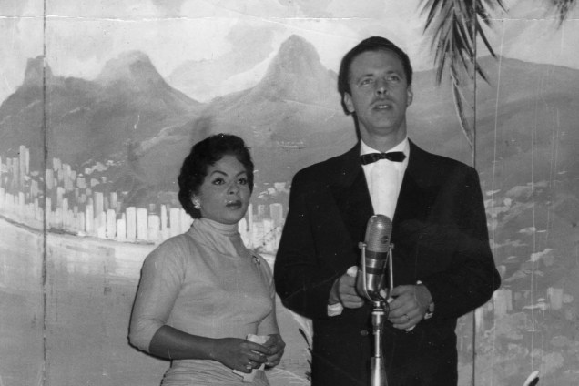 A cantora Ângela Maria posa ao lado de Walter Forster, ator e diretor de rádio, televisão e cinema - 1956