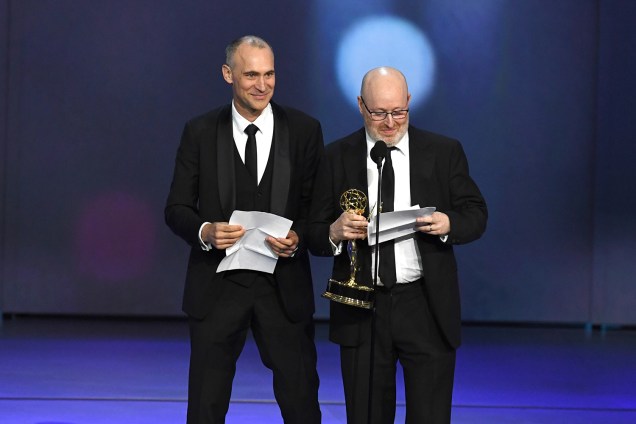Joel Fields e Joe Weisberg vencem na categoria de Melhor roteiro de série dramática, durante o Emmy Awards - 17/09/2018