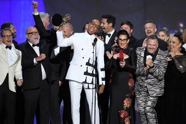 RuPaul (centro) e elenco sobem no palco para receberem o prêmio de melhor reality show pelo programa 'RuPaul's Drag Race´, durante o Emmy Awards - 17/09/2018