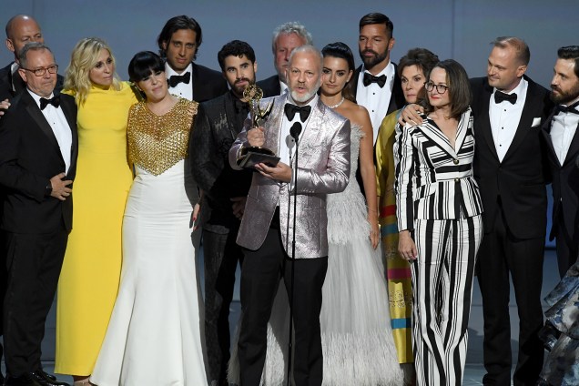 Ryan Murphy (centro) e elenco sobem ao palco para receber o prêmio de Melhor minissérie pelo trabalho em ´American Crime Story´- 17/09/2018