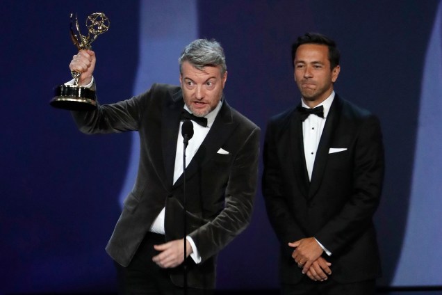 William Bridges e Charlie Brooker vencem na categoria de Melhor roteiro em minissérie ou filme feito para TV, durante o Emmy Awards - 17/09/2018