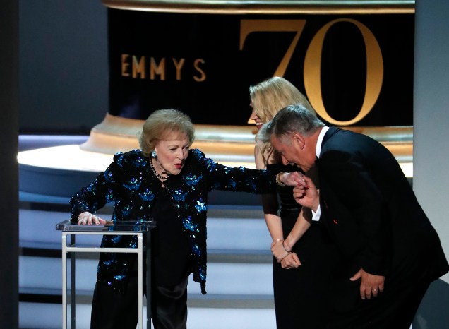 Alec Baldwin beija a mão de Betty White, durante a cerimônia de premiação do Emmy Awards, em Los Angeles - 17/09/2018