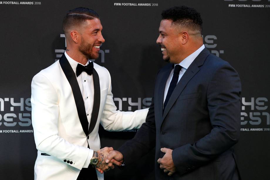 Sergio Ramos do Real Madri cumprimenta o ex-jogador Ronaldo na premiação The Best da FIFA - 24/09/2018