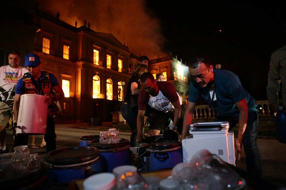 Funcionários do Museu Nacional tentam salvar parte do acervo e equipamentos de incêndio - 03/09/2018