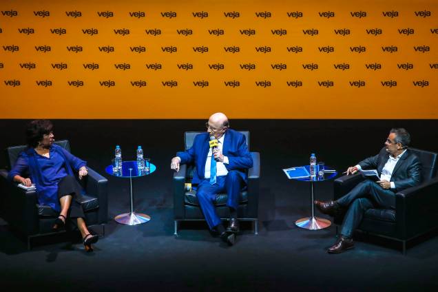 Henrique Meirelles (MDB) foi o quinto presidenciável a ser entrevistado durante o fórum Amarelas Ao Vivo; ele falou com Dora Kramer, colunista, e Mauricio Lima, redator-chefe de VEJA Henrique Meirelles (MDB) foi o quinto presidenciável a ser entrevistado durante o fórum Amarelas Ao Vivo; ele falou com Dora Kramer, colunista, e Mauricio Lima, redator-chefe de VEJA