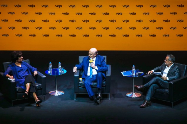 Henrique Meirelles (MDB) foi o quinto presidenciável a ser entrevistado durante o fórum Amarelas Ao Vivo; ele falou com Dora Kramer, colunista, e Mauricio Lima, redator-chefe de VEJA