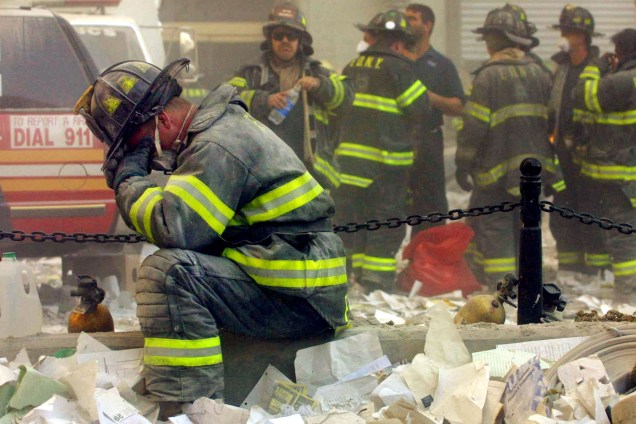 Bombeiro se emociona durante as operações de resgate de vítimas após desabamento das torres do World Trade Center - 11/09/2001