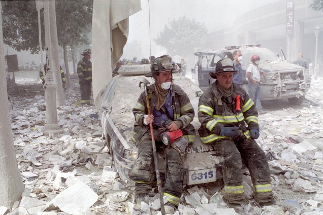 Bombeiros se reúnem perto do marco zero após o ataque terrorista ao World Trade Center, em Nova York
