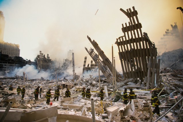 As torres gêmeas do World Trade Center vieram abaixo após dois aviões sequestrados por terroristas serem lançados contra os edifícios em Nova York - 12/09/2001