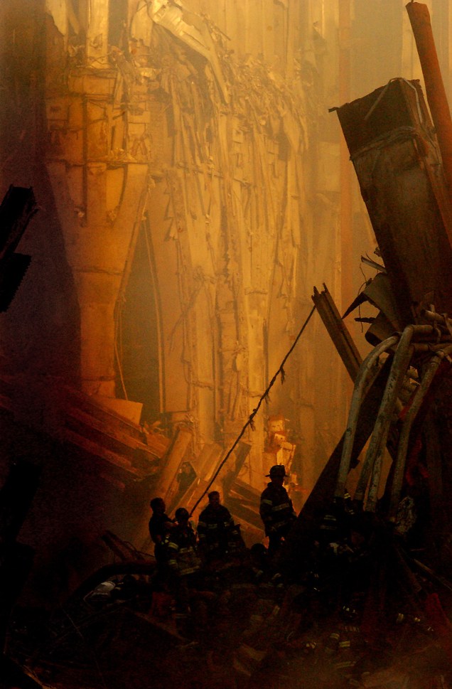 Equipes de resgate realizam buscas nos escombros do World Trade Center após ataque terrorista - 14/09/2001