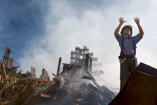 Bombeiro pede ajuda de mais pessoas para prosseguir nas operações de resgate nos escombros do World Trade Center - 14/09/2001