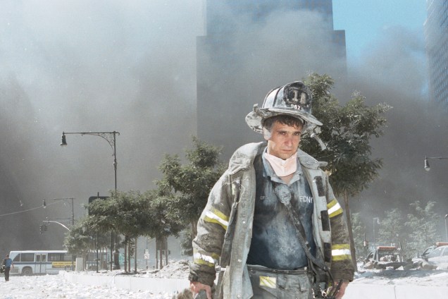 Bombeiro de Nova York se afasta do Marco Zero após o colapso das torres gêmeas do World Trade Center - 11/09/2001