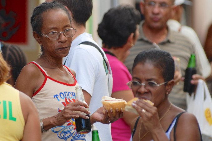 Pessoas comem em pé em lanchonete de Cuba