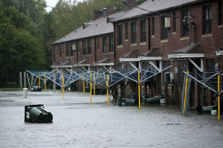 Lata de lixo flutua após o rio Neuse transbordar, durante a passagem do furacão Florence em New Bern, no estado americano da Carolina do Norte - 13/09/2018