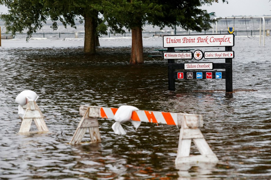 Union Point Park é inundado após a passagem do furacão Florence, em New Bern, cidade localizada no estado americano da Carolina do Norte - 13/09/2018