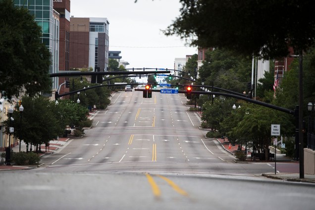 Avenida é vista vazia antes da passagem do furacão Florence, na cidade de Wilmington, localizada no estado americano da Carolina do Norte - 13/09/2018