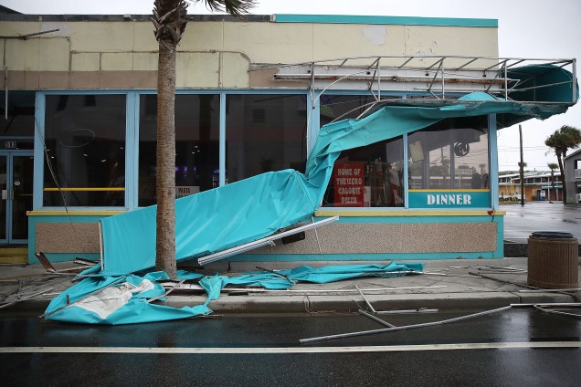 Fachada de restaurante fica danificada após ser atingida pelos ventos do furacão Florence em Myrtle Beach, na Carolina do Sul - 14/09/2018