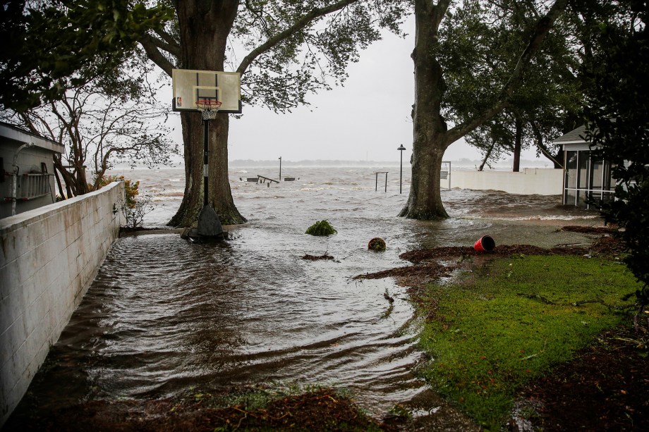 Água do rio Neuse começa a inundar as casas enquanto o furacão Florence toca a terra em New Bern, Carolina do Norte - 13/09/2018