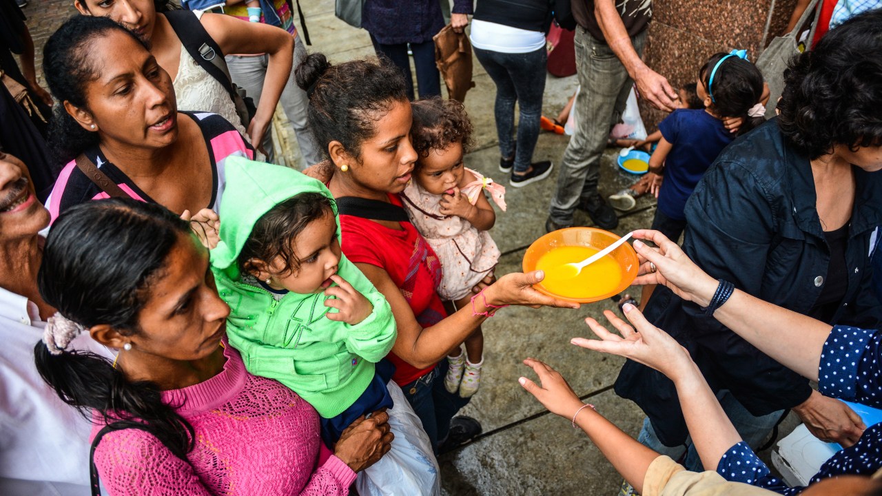 Crianças esperam por comida em uma fila de distribuição de sopa nas ruas de Caracas, na Venezuela - 05/11/2017