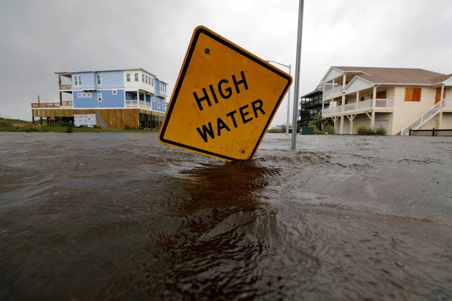 Rua fica inundada após passagem do furacão Florence em Oak Island, Carolina do Norte - 16/09/2018