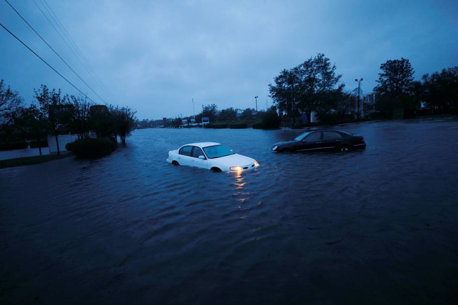 Carros ficam submersos em uma rua inundada após passagem do furacão Florence em Wilmington, na Carolina do Norte - 15/09/2018