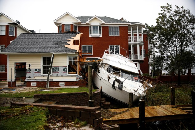Barco vai parar no quintal de uma casa após a passagem do furacão Florence em New Bern, Carolina do Norte - 16/09/2018