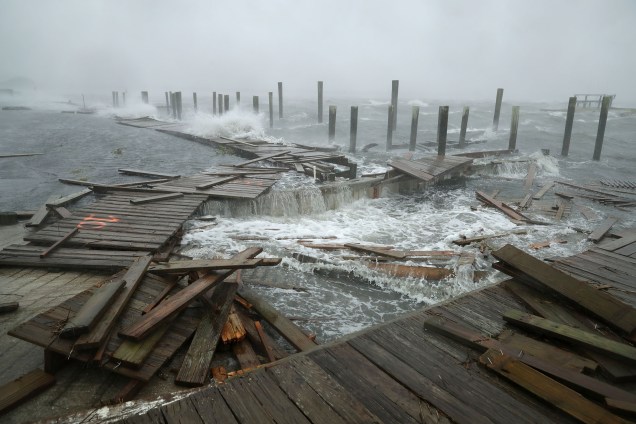 Doca fica completamente destruída pelos fortes ventos e ondas provocados pela passagem do furacão Florence em Atlantic Beach, no estado da Carolina do Norte - 15/09/2018