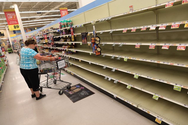 Prateleiras ficam vazias em um supermercado enquanto as pessoas estocam os alimentos antes da chegada do furacão Florence em Myrtle Beach, Carolina do Sul - 12/09/2018