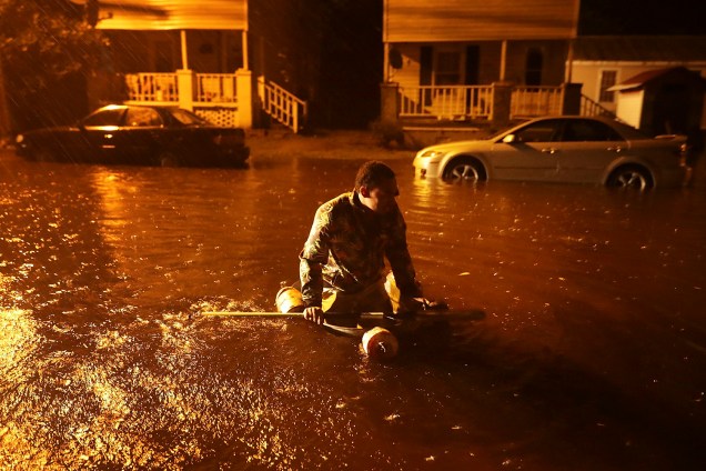 Homem navega em um barco improvisado com peças de metal e um remo, após a inundação causada pelo Rio Neuse, devido a passagem do Furacão Florence em New Bern, na Carolina do Norte - 13/09/2018
