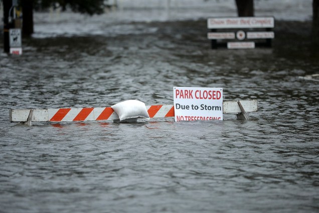 Uma placa de sinalização de fechamento do Parque 'Union Point' é vista nas águas da inundação do Rio Neuse, causada pela aproximação do Furacão Florence em New Bern, na Carolina do Norte - 13/09/2018