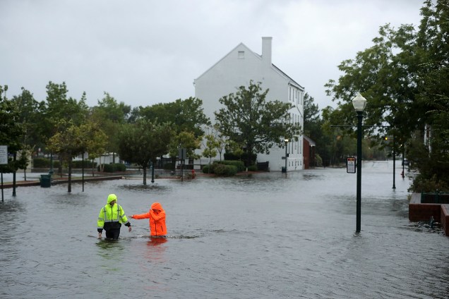 Residentes de New Bern, na Carolina do Norte, andam nas águas da inundação do Rio Neuse após a passagem do Furacão Florence - 13/09/2018