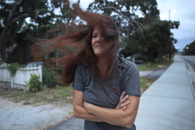 Mulher tem os cabelos bagunçados pelos fortes ventos do furacão Florence em Myrtle Beach, nos Estados Unidos - 14/09/2018