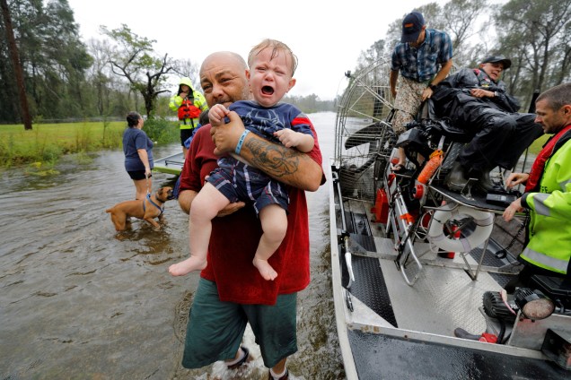 O pequeno Oliver Kelly, de apenas 1 ano, chora ao ser resgatado das enchentes provocadas pela passagem do furacão Florence em Leland, na Carolina do Norte - 16/09/2018