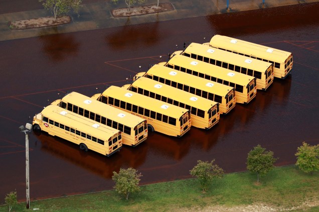 Ônibus escolares, ficam submersos em um pátio após enchente causada pela passagem do furacão Florence em Lumberton, Carolina do Norte - 17/09/2018
