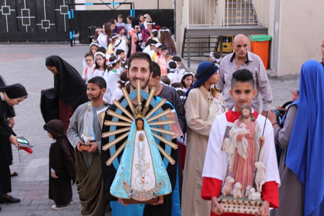 Procissão da paróquia católica de Gaza: ações sociais, escolas e rituais.