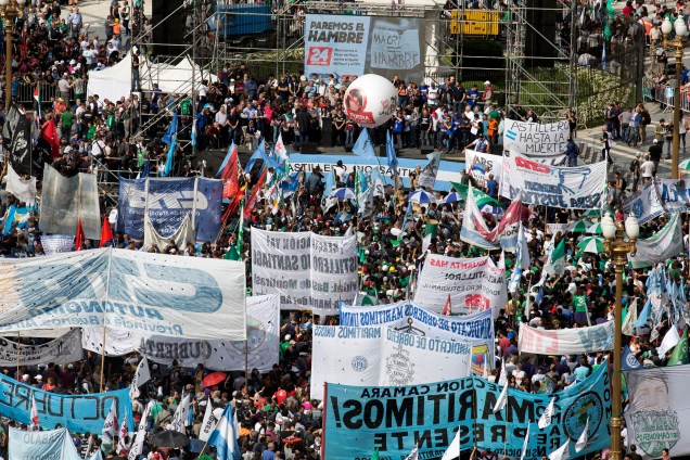 Milhares de pessoas se reúnem na Plaza de Mayo durante protesto contra a política econômica do presidente argentino Mauricio Macri, em Buenos Aires - 24/09/2018