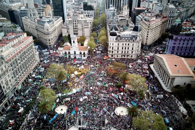 Milhares de pessoas se reúnem na Plaza de Mayo durante um protesto contra a política econômica do presidente argentino Mauricio Macri, em Buenos Aires - 24/09/2018