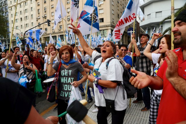 Manifestantes gritam palavras de ordem durante um protesto contra as medidas econômicas do governo Macri em Buenos Aires, na Argentina - 24/09/2018