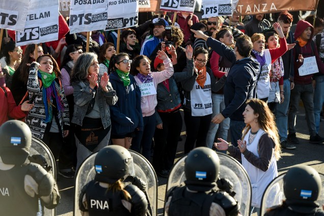 Manifestantes bloqueiam a Ponte Pueyrredón, na cidade argentina de Avellaneda, durante greve geral no país - 25/09/2018