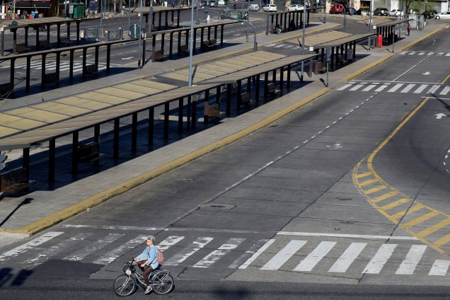 Mulher passeia de bicicleta por paradas de ônibus vazias durante uma greve nacional de um dia em Buenos Aires, Argentina - 25/09/2018