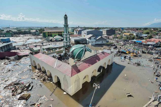 Vista aérea da mesquita Baiturrahman destruída pelo Tsunami em Palu, Indonésia - 30/09/2018