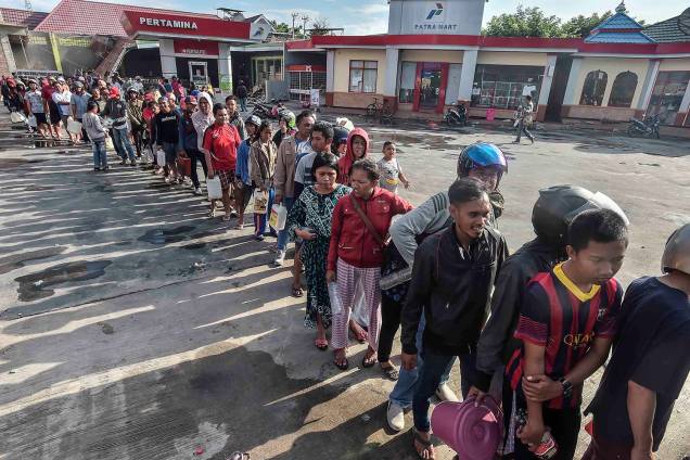 Pessoas buscam combustível na cidade de Palu, Indonésia - 30/09/2018