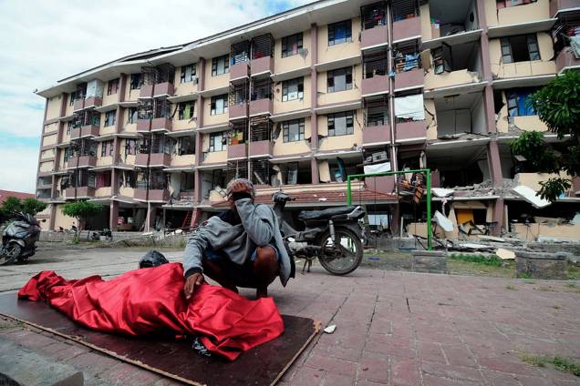 Homem chora próximo ao corpo de sua mãe morta em decorrência do terremoto que atingiu a cidade de Palu na Indonésia - 29/09/2018