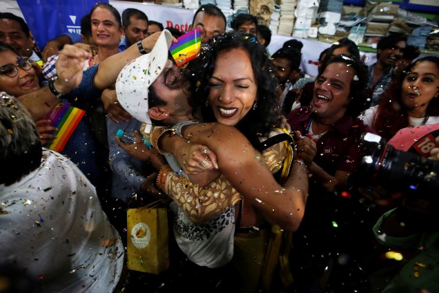 Ativistas LGBT comemoram após o veredicto da Suprema Corte de descriminalizar a homossexualidade e revogar lei arcaica de 157 anos, em uma ONG em Mumbai, na Índia - 06/09/2018