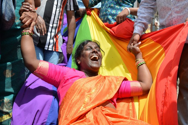 Ativistas da comunidade LGBT celebram a decisão da Suprema Corte que derruba a proibição das relações homossexuais em Bangalore, na Índia - 06/09/2018